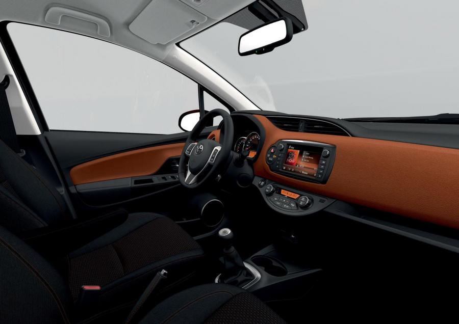  Toyota Yaris Hybrid 2014 года  (фото 24 из 29)